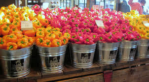Love This Display Of Peppers Instead Of Flowers This Time Fruit Shop Fruit Displays Produce Displays