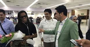 وصل اللاعب الهولندي الدولي السابق إدغار دافيدز إلى بغداد لحضور كلاسيكو العراق الذي سيقام في الساعة العاشرة من مساء اليوم على ملعب الشعب Fashion Coat Lab Coat
