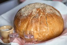 Polnische Hochzeitsbrauche Brautigam Und Brautfrau Werden Von Den Eltern Mit Brot Salz Und Vodka Nach Dem Trinke Hochzeit Brauche Hochzeitsbrauche Hochzeit