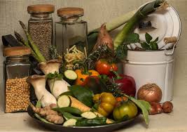 Un contorno primaverile con piselli, fave, carciofi, lattuga romana e cipollotti, in cui il dolce dei piselli, dei cipollotti e dei carciofi si contrappone all'amarognolo della lattuga e delle fave fresche. Vignarola Alla Romana Ricetta