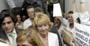 Viruses are the most abundant and the most diverse life form. Decenas De Trabajadores Del Hospital Ramon Y Cajal Abuchean A Aguirre Guemes Y Al Pp Publico