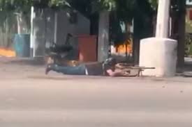 An officer believed to have been involved in the arrest of the son of joaquin el chapo guzman has been killed in sinaloa, the state in the grip of the drug lord's cartel. El Chapo S Son Arrested Then Freed Again As Mexican Police Overpowered In Violent Gun Fight