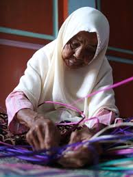 Selain untuk tempat tidur dan alas jemuran, juga digunakan untuk alas duduk bagi tamu agung atau tamu yang sangat dihormati. Foto Menjaga Tikar Pandan Tradisional Aceh Agar Tak Punah Kumparan Com