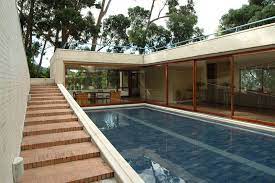 Esta arquitectura tuvo sus primeras apariciones en colombia en las casas estilo tudor del primer tercio. Rogelio Salmona Casas