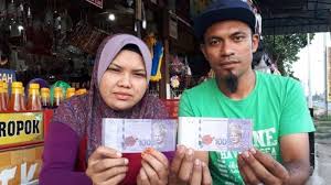 Namun madu palsu juga dibuat dengan warna seperti ini. Korang Boleh Dipenjara Kalau Cetak Duit Palsu Tapi Asklegal My