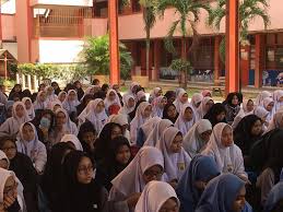 Smk lembah keramat terletak di kawasan bandar dan mempunyai bilangan guru sebanyak 92 orang dan bilangan murid sebanyak 1271 orang. Facebook