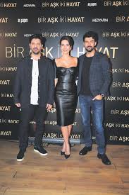 Engin akyürek ve bergüzar korelin başrollerini oynadıkları film. Berguzar Korel Ile Engin Akyurek In Bir Ask Iki Hayat Filminin Galasi Yapildi Takvim