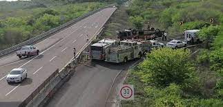 Se Vuelca Autobus De Pasajeros En La Carretera El Sol De Mazatlan Noticias Locales Policiacas Sobre Mexico Sinaloa Y El Mundo