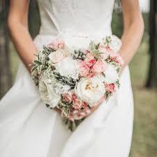 Rosas hochzeit, nach »yuli« und »el olivo« der neue film von icíar bollaín, wurde für gleich 8 filmfestival málaga 2020: Moderner Brautstrauss In Weiss Und Rosa Heiraten Mit Braut De