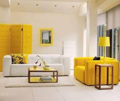 Sarı koltuk ile uyumlu halı sorusu için tartışmasız en doğru renklerden biri de gridir. Evlerde Safran Rengi Dekorasyon Fikirleri Safran Rengi Ev Dekorasyonu