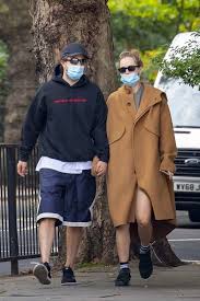 In november, the pair were seen out and about with. Suki Waterhouse And Robert Pattinson Share A Kiss At A Park While Out For Stroll In London Uk 160920 1