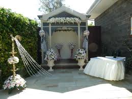 Sebagai inspirasi, dekorasi dari bunga kertas, pita dan kincir angin penuh warna yang dibuat jonquilla decor bisa anda terapkan. 45 Dekorasi Pelaminan Minimalis Sederhana Terbaru 2020