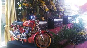 03.09.2018 · nonton video bokep pengantin lagi kawin terbaru di video crot, pengantin ini lagi ritual ngentot malam pertama untuk membuat keturunan alias bikin anak. Pernikahan Unik Di Gununganyar Surabaya 2 Motor Klasik Untuk Pemanis Tempat Duduk Pelaminan Surya