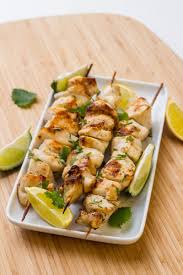 Brochettes De Poulet Marines Au Citron Recette Facile Au Barbecue En 2020 Brochette Poulet Recette Brochette Poulet Brochette Poulet Marine