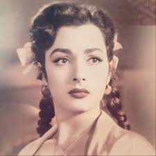 JORGE NEGRETE JUNTO A SU MAMÀ. COMO DATO CURIOSO, EN ALGUNAS CINTAS, LA  ACTRIZ MIMI DERBA, HACIA EL PAPEL DE SU MADRE, A PETICION DEL PROPIO JORGE,  YA QUE ENCONTRABA CIERTO PARECIDO