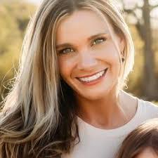 Leah Vanwinkle's Instagram, Twitter & Facebook