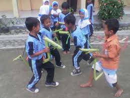 Selain itu bentuknya yang rapi dan bisa memberikan. Bagaimana Cara Memainkan Permainan Tradisional Yang Menggunakan Pelepah Pisang Permainan Tradisional Dictio Community