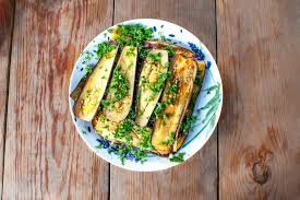 Cuocete alcuni minuti, versate le lenticchie, copritele con un litro di acqua e aggiungete il sale, il coriandolo in polvere e una manciata di coriandolo e menta freschi. 3 Ricette Con Il Coriandolo Zuppa Patate E Melanzane Al Forno Ohga