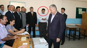 Binali yıldırım'ın eşi semiha yıldırım'ın iki oğlu bir kızı var. Binali Yildirim In Oglu Kumar Masasinda Yakalandi