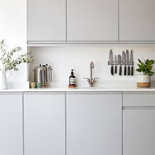 C Est Simple Et C Est Beau Des Facades Gris Nuage Sur Un Fond Blanc Un Jeu De Lignes Verticales Et Des Cuisine Contemporaine Tapis Cuisine Cuisine Moderne
