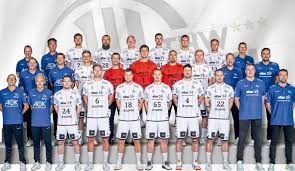 Kiels spieler feiern mit der meisterschale. 70 Jahre Handball Mit Turnier Und Top Spiel Gegen Thw Kiel Tsv Bayer Dormagen Handball Gmbh