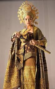 Queen Of Langkasuka Note A Good Ref Of The Pre Islamic Malay Outfit For Women Also Re Cik Siti Wan Kembang Traditional Fashion Traditional Outfits Fashion
