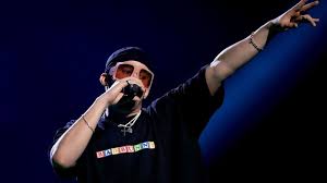 Find a variety of jibbitz at crocs ranging from cute disney inspired jibbitz to unique seasonal ones. Bad Bunny Y Crocs Lanzan Zapatos Que Brillan En La Oscuridad