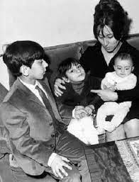 صباح فيروزي جميل - السيدة فيروز مع تلاثة من اولادها: زياد و هالي و ريما.  لقطة أسرية عام ١٩٦٦ | فيسبوك