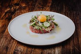 Geröstetes Beef Tatar mit brauner Butter, Stangensellerie und Eigelbpraline  | LUMA Delikatessen