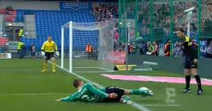 Wisla krakow hosts legia in a ekstraklasa game, certain to entertain all football fans. Po Bledzie Sedziego Jarzebaka W Meczu Wisla Legia Szef Sedziow Jedrzejczyk Odrzucil Arbitra Od Linii Pilka Nozna Sport Pl