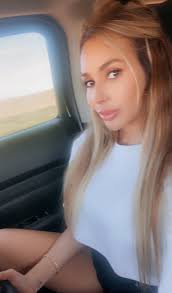 Stephanie Dinsmore's Instagram, Twitter & Facebook