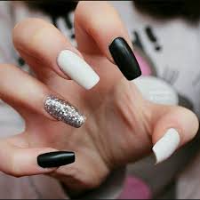 Nueva colección con 140 uñas negras naturales o acrílicas combinadas con colores como el dorado, plata, blanco, en tonos mate y más. Pin En Nail Polish Colors