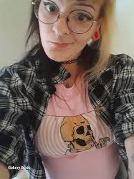 HI GUYS im new here this is my first post yippee, uhh im 17 and work as a  scare actor so im secretly pretty cool >~<