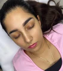 Kilka dni temu zgłosiła się do mnie klientka z pewnym problemem: chciała  wydobyć kształt brwi, podkreślić łuk oraz końcówki. Dodatkowo  zdecydowałyśmy się przybliżyć brwi trochę w stronę nosa. Efekt, który  widzicie to