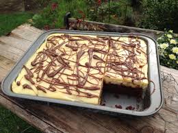 Kinder Werden Diesen Einfach Und Schnell Zubereiteten Kuchen Lieben Ein Lockerer Schokoladenboden Mit Bana Kuchen Rezepte Banane Pudding Kuchen Kuchen Rezepte