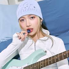 Hannah Bahng Shares How to Wear Blue Eyeshadow, Apply Lip Tint & More About  Her rom&nd Collection