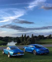 Ancienne Et Nouvelle Alpine A110 Au Bord Du Lac Du Blenheim Palace Oxfordshire A L Occasion Du Blenheim Palace Classic Sup Alpine Renault Alpine Dream Cars