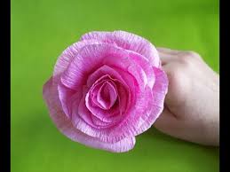 Diy Rose Aus Krepppapier Blume Basteln Geschenke Selber Machen Muttertagsgeschenk Youtube In 2020 Blumen Basteln Krepppapier Blumen Aus Krepppapier