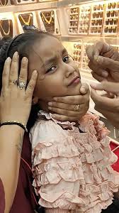 The Gecko as a living earring, starring Samara Burton (no gecko was harmed) 