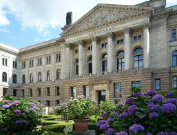 Hier war die besondere herausforderung bei dem historischen gebäude die hohen sicherheitsanforderungen mit. Datei Bundesrat Gebaude Berlin Leipziger Strasse Jpg Wikipedia