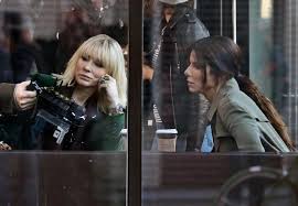 Sandra bullock's perfectly textured waves were a beautiful distraction, almost heisting the whole movie. Cate Blanchett And Sandra Bullock Look Amazing On The Set Of Ocean S Eight Tom Lorenzo