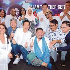 Hantu kak limah (initially known as hantu kak limah 3) is a 2018 malaysian horror comedy film directed by mamat khalid. Andy Lau Rai Kejayaan Hantu Kak Limah Kru Dan Pelakon Dapat Bonus