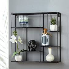 charmantes metallregal in schwarz zum anbringen an die wand ideal sieben facher fur dekoration und acces wandregal wohnzimmer regal metall regal dekorationen