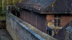 Arras Condamne Pour Avoir Parachute Un Colis A Un Ami Incarcere A La Maison D Arret