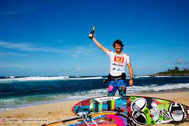 A 35 ans, le véliplanchiste vient d'être une nouvelle fois champion du monde de planche à voile dans la catégorie rs:x : Historique Thomas Traversa Est Champion Du Monde