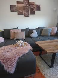 Sie machen es sich auf unserem bett, dem sofa und dem lieblingssessel bequem und breiten sich fast unbemerkt in unseren vier wänden aus: Wohnzimmer Gestalten Graue Couch Caseconrad Com