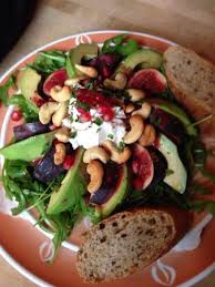 Tagliate a fettine la mela e le fragole. Buonissima Insalata Con Fichi Avocado E Frutta Secca Bild Von Restaurant Brennnessel Dresden Tripadvisor