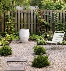 Everything You Need To Know About Gravel Gardenista Hardscape Backyard Small Courtyard Gardens Courtyard Gardens Design
