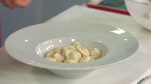 Questi tortellini tradizionali, sono stati sviluppati per poter viaggiare, pur rimanendo fedeli alla nostra migliore scelta di materie prime. Tortellini Con Crema Di Parmigiano Youtube
