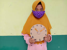 Jul 21, 2019 · halo sobat, dipostingan ini kami akan memberikan informasi populer mengenai tema acara halal bihalal. Murid Manfaatkan Kardus Bekas Buat Jam Dinding